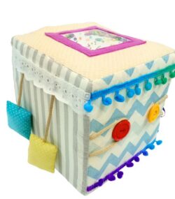 Cubo con actividades sensoriales